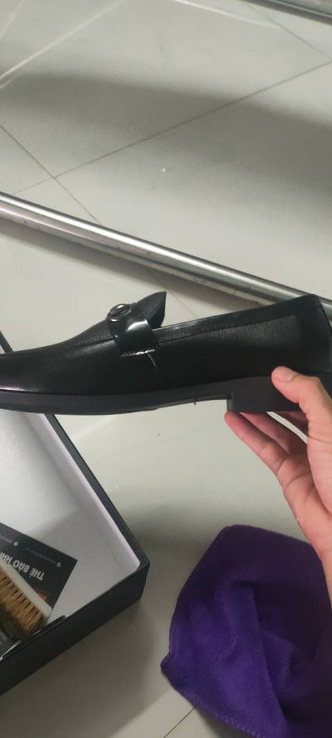 Giày đẹp. Vừa chân. Giao hàng nhanh. Được tặng xi đánh giày bàn chải và khăn lau. Sẽ wuay lại