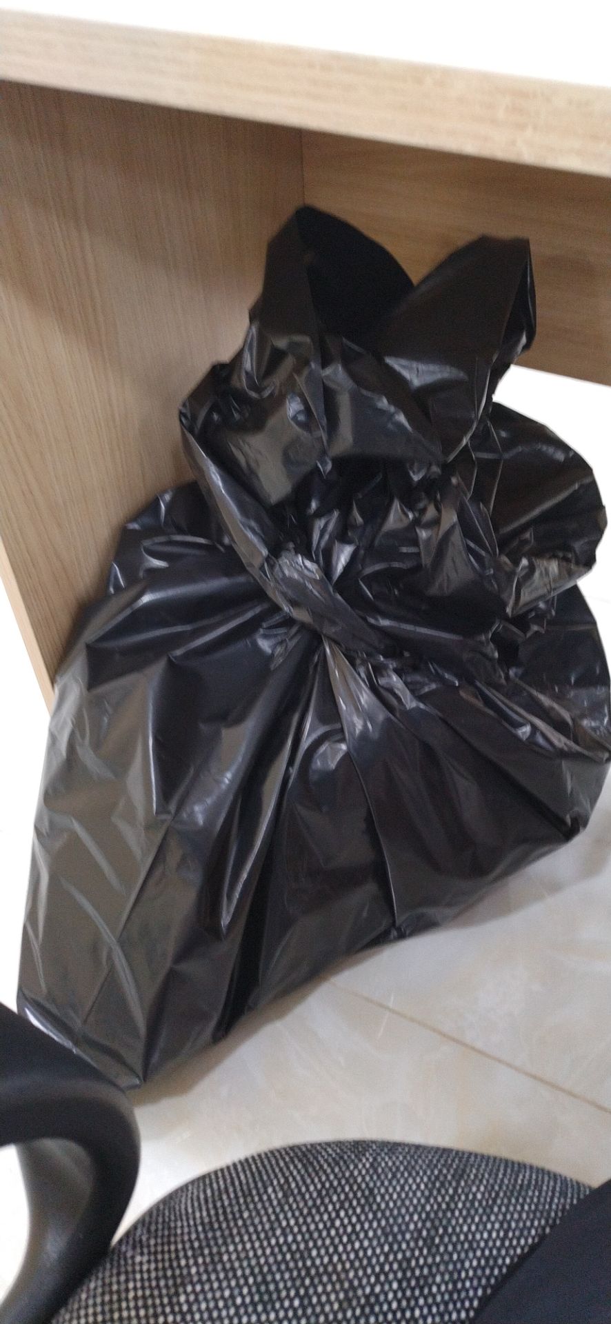 Mua 1 lố 12 bịch, shop đóng giao thùng carton bự quá mình k mang về đc nên phải bỏ trong cái túi rác này quảy về. Hehe