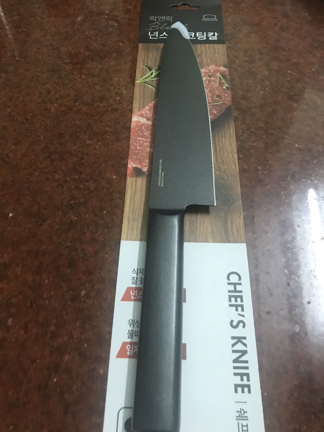 Sản phẩm đẹp, cầm chắc tay, nhưng lưỡi dao hơi xước, lưỡi không quá sắc.