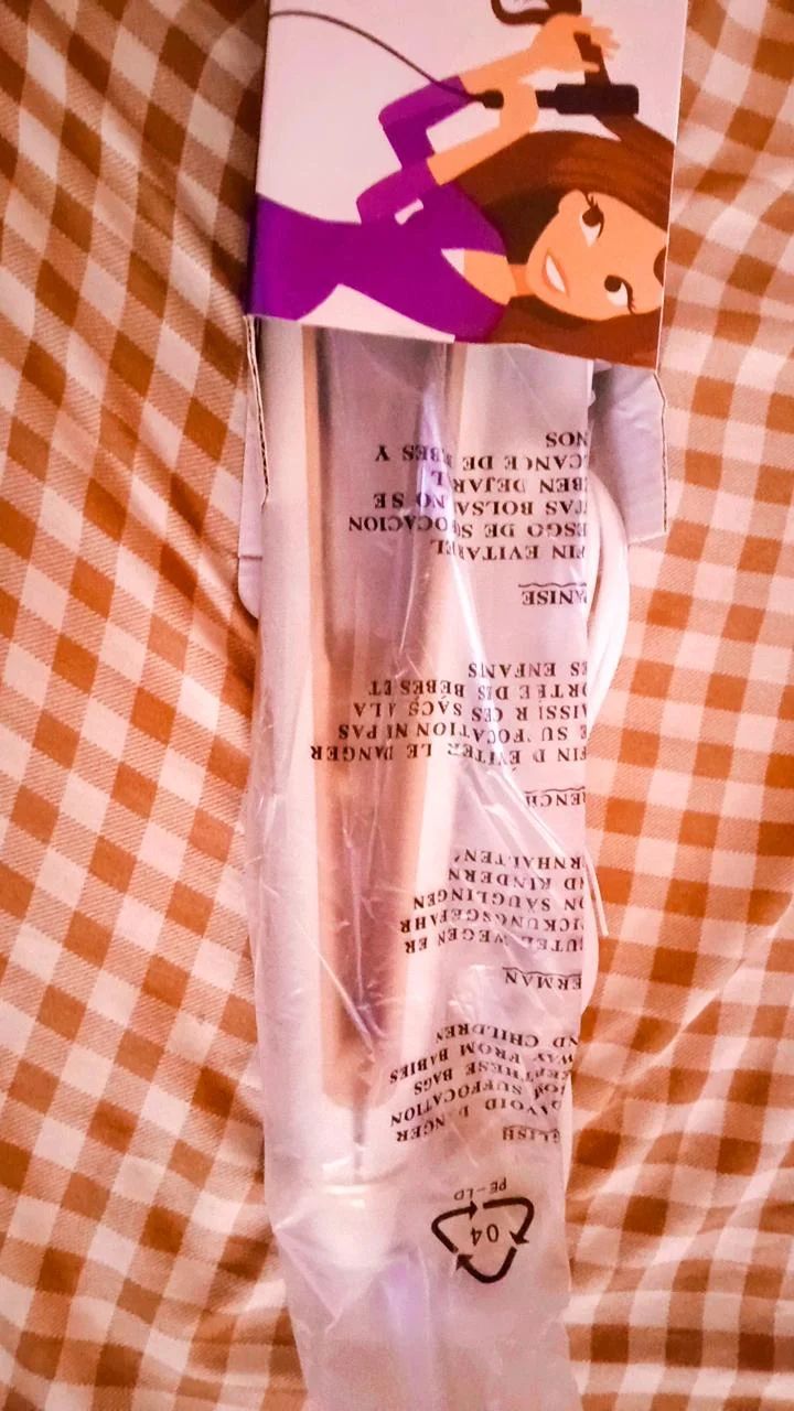 Đóng gói hàng cẩn thận. Shop giao đúng hàng , Máy nhỏ gọn dễ mang theo, Máy nhanh nóng, uốn tóc vào nếp rất nhanh   nhắn tin shop hỗ trợ rất là nhiệt tình luôn nên mình phải lên đây sửa đánh giá cho nó nhiệt tình.  Vì shop rất nhiệt tình nên mọi người ủng hộ shop nhé