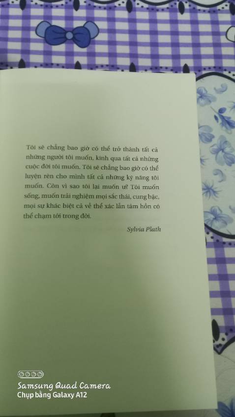Thư viện nửa đêm cuốn sách này đã làm mình khóc vì mình cảm thấy tội cho cô gái ấy trong truyện, tội vì cô đã mắc kẹt trong cái vòng luẩn quẩn, và cảm thấy may mắn cho cô vì cuối cùng sau bao khó khăn vất vả cô đã tìm lại được bản ngã cá nhân và tránh đi nhưng lối mòn của cuộc sống này. Bạn chỉ sống trong cuộc sống của chính bạn và bạn k cần hiểu mọi thứ xquanh quá nhiều.Cô giúp mình hiểu hơn về cuộc đời của mỗi lối ngã mỗi bước đi về một cuộc sống mình mong muốn. Một cuốn sách chữa lành và giúp những người đang chật vật với tinh thần của chính mình có thể vươn lên mà sống tiếp.