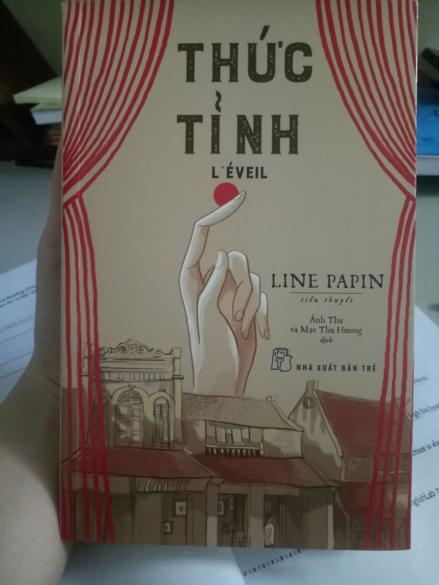 Sách dày, màu sác vàng nhạt, bìa cứng cáp.  Hơi móp đáy sách tí.