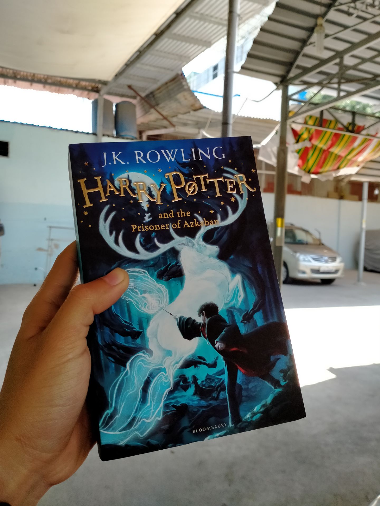 Bìa rất đẹp và các góc của sách đều không bị móp méo. Chất lượng giấy cũng tốt.