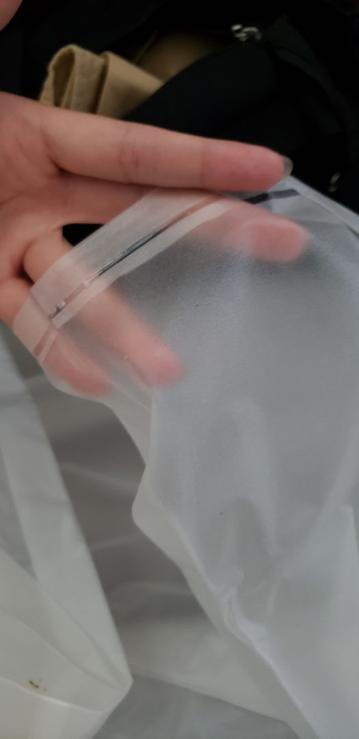 Áo mưa có chữ màu đỏ nhưng trên hình lại để màu trắng (mình mà biết chữ màu đỏ thì đã không mua ngay từ đầu) Áo trắng trong nên phần ruột dây nhìn vào thấy khá mất thẫm mỹ, nếu màu trắng đục, độ che phủ cao sẽ đẹp hơn. Nói chung không hài lòng với sản phẩm. Mong hãng sớm cải tiến.