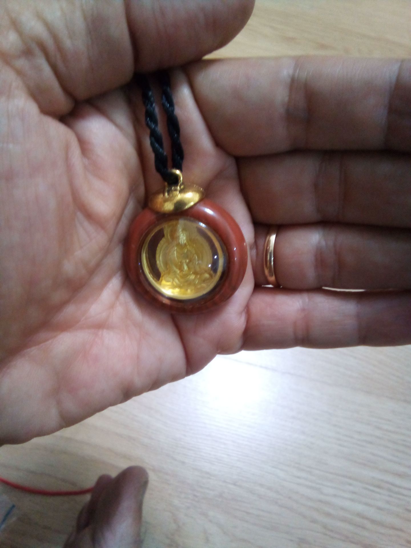 Mặt dây chuyền đẹp, không cầu kì. 
Từ lúc đeo vào thấy mọi chuyện có vẻ thuận lợi, chắc là do duyên, mặt trong hơi lỗi tí nhưng chắc do   duyên với cụ rồi.