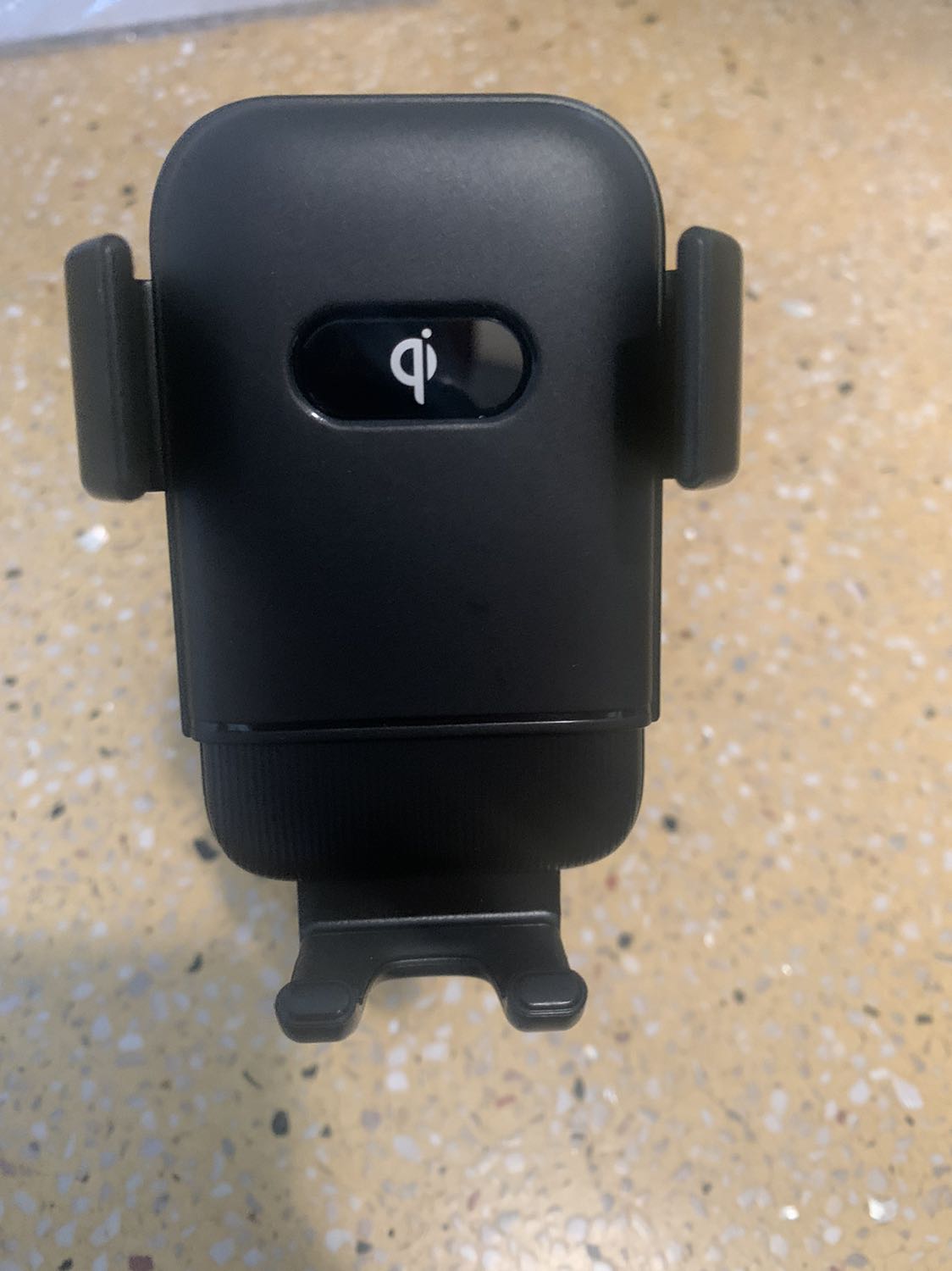 Sd đế hít hoặc kẹp cũng tiện lợi, có thêm sạc thông minh, thích