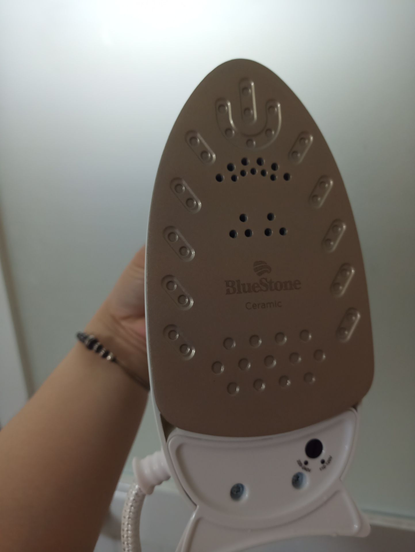 Ủi đứng kiểu hơi nước vẫn được nhưng không phà hơi nhiều như mình từng sử dụng các loại thông thường, có thể do mình *** nên đổ ít nước chăng?