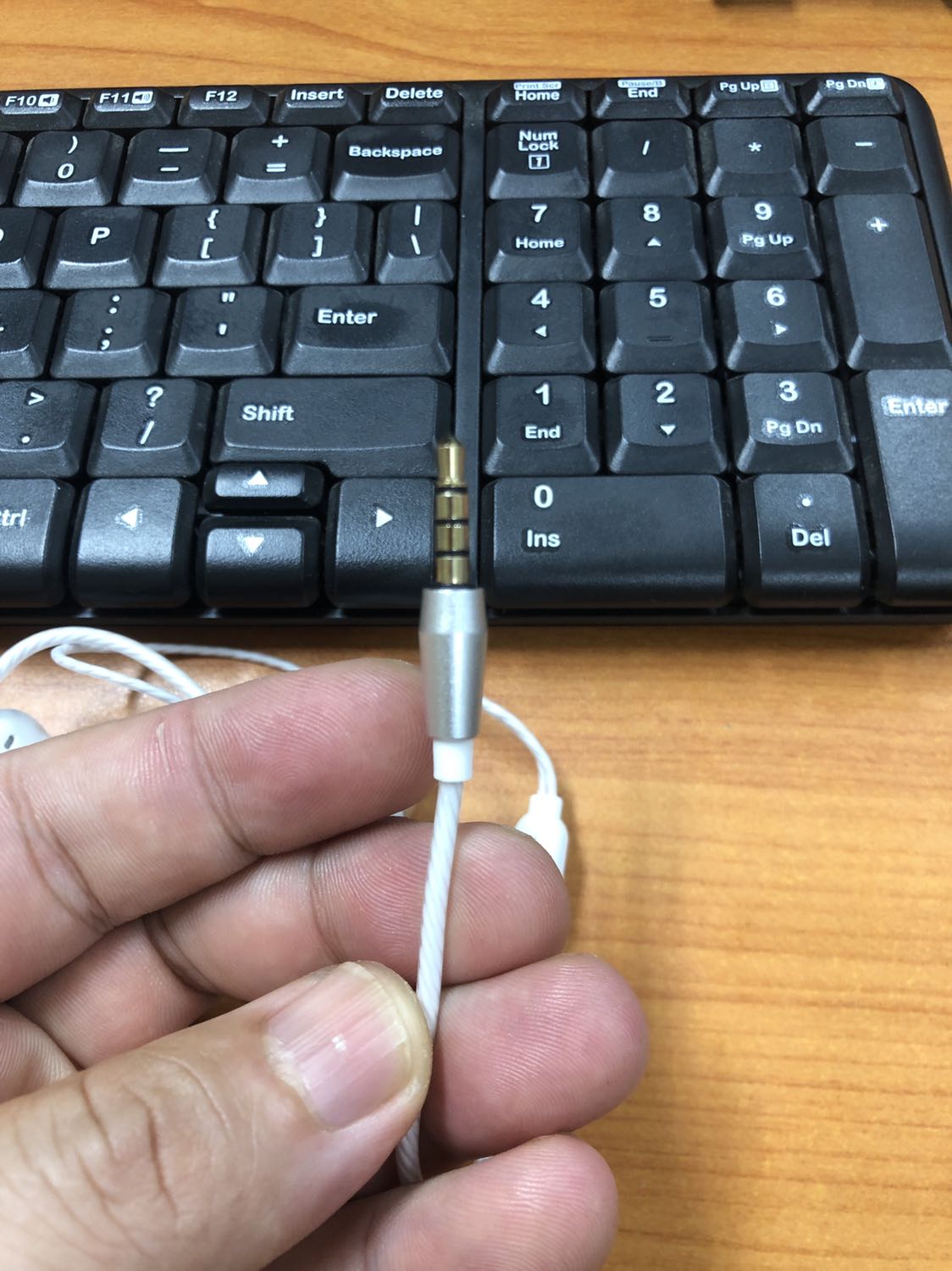 Hình thức đẹp,chất âm tạm ổn.không thể đòi hỏi tai nghe rẻ mà âm bass sâu được.