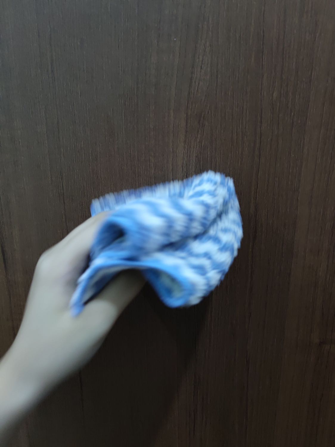 Khăn thấm hút cực tốt. Thích nhất chỗ là Ko bị mụn vải khi lau bàn kính với gương, giặt nhanh sạch,mùa dịch mà tiki giao hàng siêu nhanh, rất hài lòng khi mua các sản phẩm của Shop, cảm ơn 🥰🥰