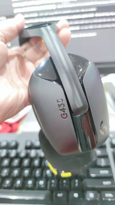 Nhận xét sau 3 ngày sử dụng: Thiết kế gọn nhẹ, ôm trọn vành tai, ko bị đau khi đeo một thời gian dài tuy nhiên cổng kết nối Lighspeed ko được ưng ý cho lắm vì nó thiết kế rất giống chiếc USB, cắm vô máy nhìn rất thô. Về mặt âm thanh khi chơi game thì không chê đi đâu được, độ trễ âm hầu như không có. Còn nghe nhạc, giải trí thì hay quá chời ông địa luôn. Chỉ cần sạc pin đầy đủ là có thể chơi trong thời gian dài.