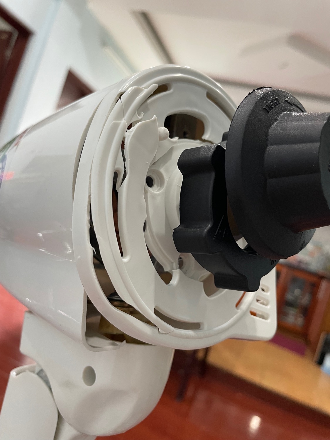 Chờ hơn  2 tháng để nhận được một món hàng cực kỳ thất vọng. Hình quảng cáo đẹp lung ling nhưng thực tế thì quá tệ. Hoàn thiện cực kém; Đóng gói hàng vô trách nhiệm (Hàng bị vỡ; các nút bấm không hoạt động), các phụ kiện không có. 
Hy vọng Tiki xem lại cách làm chứ sáng giờ gọi lên *** chăm sóc khách hàng đều không liên hệ được.