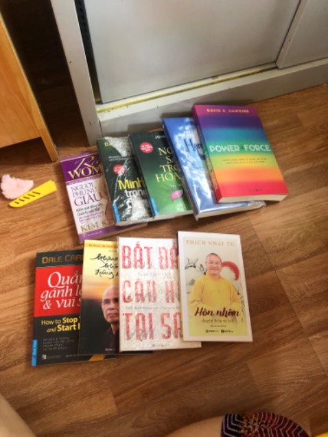 Giao hàng nhanh k tưởng.chiều hôm trc đặt mà sáng đã nhận đc hàng .sách đc bọc màng co cẩn thận.nội dung bên trong thì mình chưa đọc nhưng m nghĩ là hay nên ô donal trump có khuyên mọi người đọc cuốn này