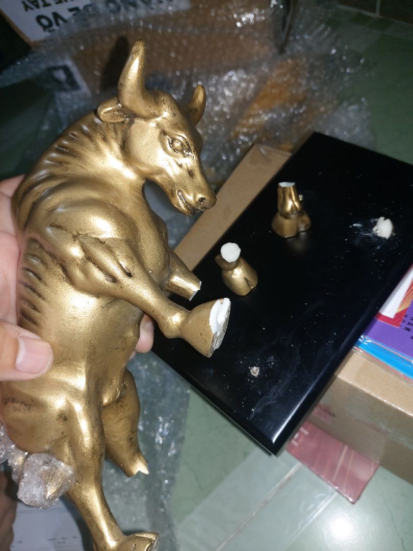 Khi mua tôi được tặng kèm cuốn sổ tay rất ngầu cùng phong bao lì xì. Nhận được cặp linh vật này vừa sáng nhưng tới chiều mới rảnh khui hộp khi khui hộp thì con trâu đã gãy 2 chân, không biết do quá trình vận chuyển hay sản phẩm kém chất lượng, còn 1 *** nữa nhưng không dám mở ra sợ nó cũng bay cặp giò luôn, tôi đang đợi phản hồi từ tiki và happy life để giải quyết. Mong sớm nhận được hồi âm. Tôi sẽ đánh giá sao lại nếu được đổi con mới.