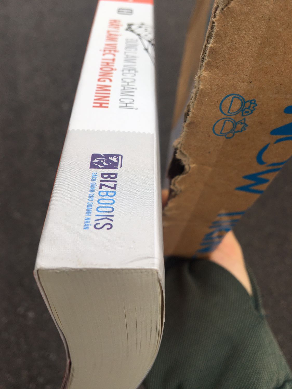 Trước đây mình là người ít khi đọc những cuốn sách như thế này, thời gian rảnh chủ yếu là xem phim , lướt ***.... 
Từ khi gia nhập Tiki , mình mua khá nhiều sách về đocj trong thời gian rảnh. Tiki sách đẹp , gói hàng khá xịn xò, giao hàng thì cực nhanh, còn trước cả ngày dự tính giao.
Còn về nội dung, bình thường mình sẽ đọc trước rồi sẽ quay lại review sau. Nhưng lần này mình sẽ viết đánh giá về chất lượng sách và giao hàng của tiki đã. Nội dung thì m có đọc qua đánh giá của mn rồi  thì thấy mn review đây là cuốn sách đáng đọc, riêng cái tiêu đề cũng thu hút rồi. Đừng làm việc chăm chỉ mà hãy làm việc thông minh.
Mình sẽ quay lại review sau khi đọc xong nhé