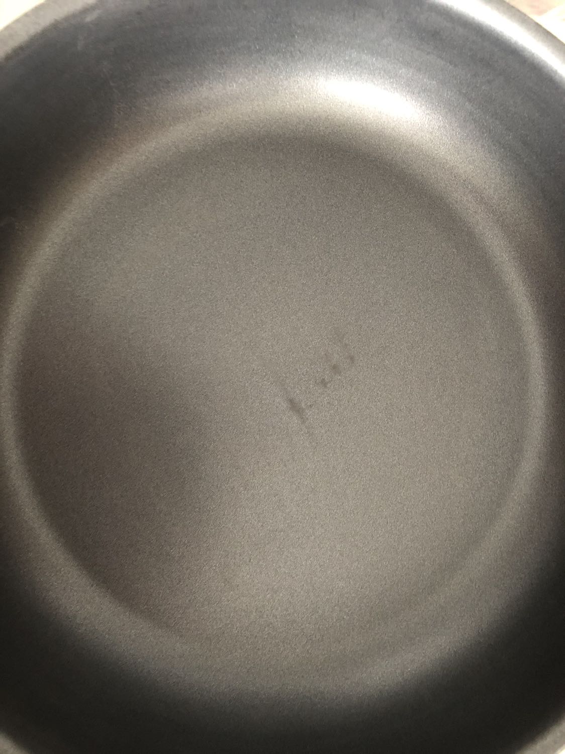 Tiki giao hàng nhanh, đóng gói cẩn thận nhưng mà chảo 26cm có vết trong lòng chảo, mình rửa ko ra. Chưa sử dụng nên chưa biết xài với bếp từ có tốt ko