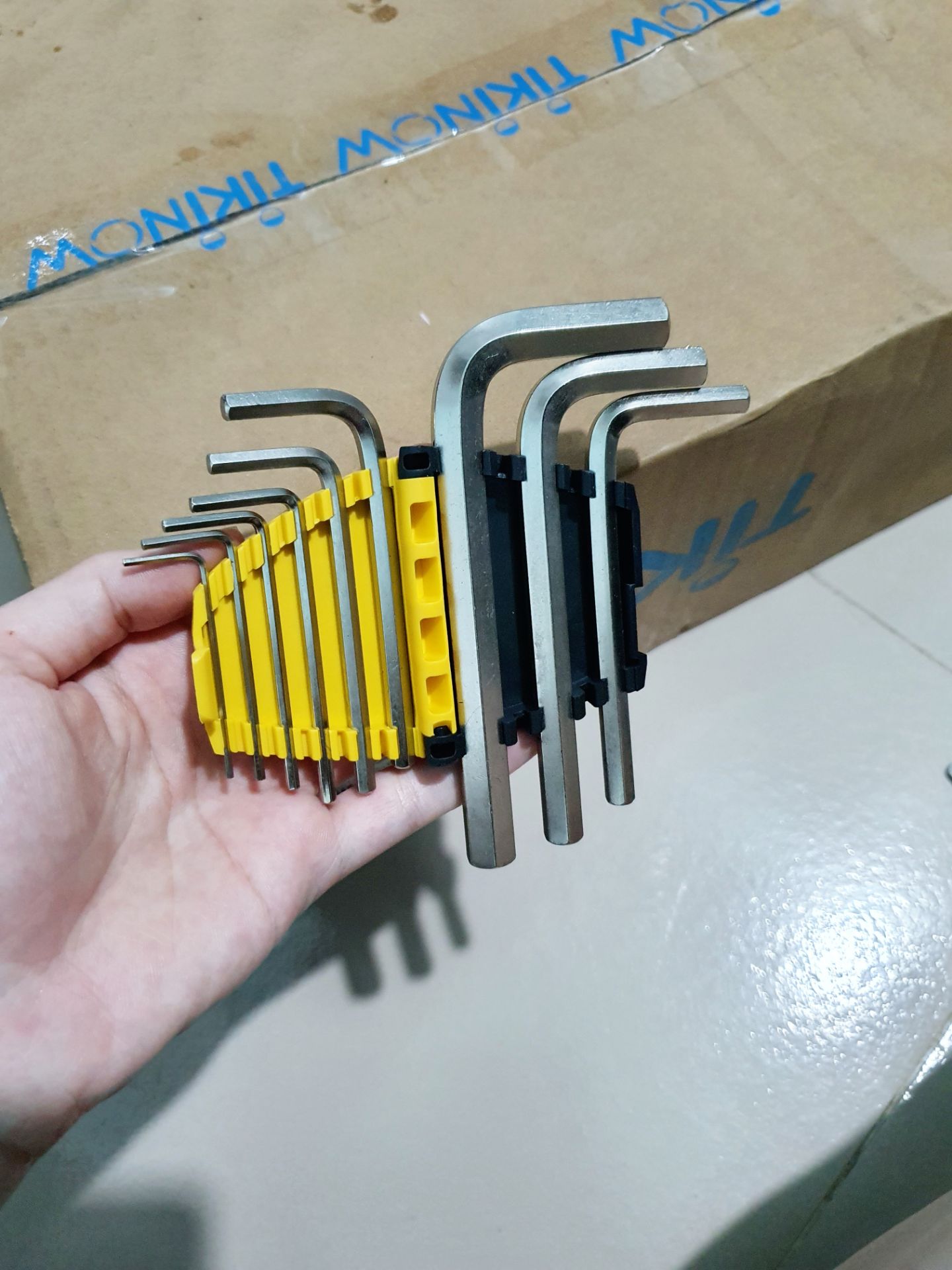 Shop đóng gói kĩ, hàng chất lượng như hình. Cảm ơn shop 😊

Mình là con gái nhưng cũng phải cần những dụng cụ như thế này để thỉnh thoảng có cần đến thì tự tay dùng em nó luôn. Việc nào khó quá hay cần thiết thì mới nhờ anh hàng xóm 😄. Đùa vui chứ những việc nhỏ nhặt bên dụng cụ chị em nên biết dùng, nó rất tiện đấy 😊.