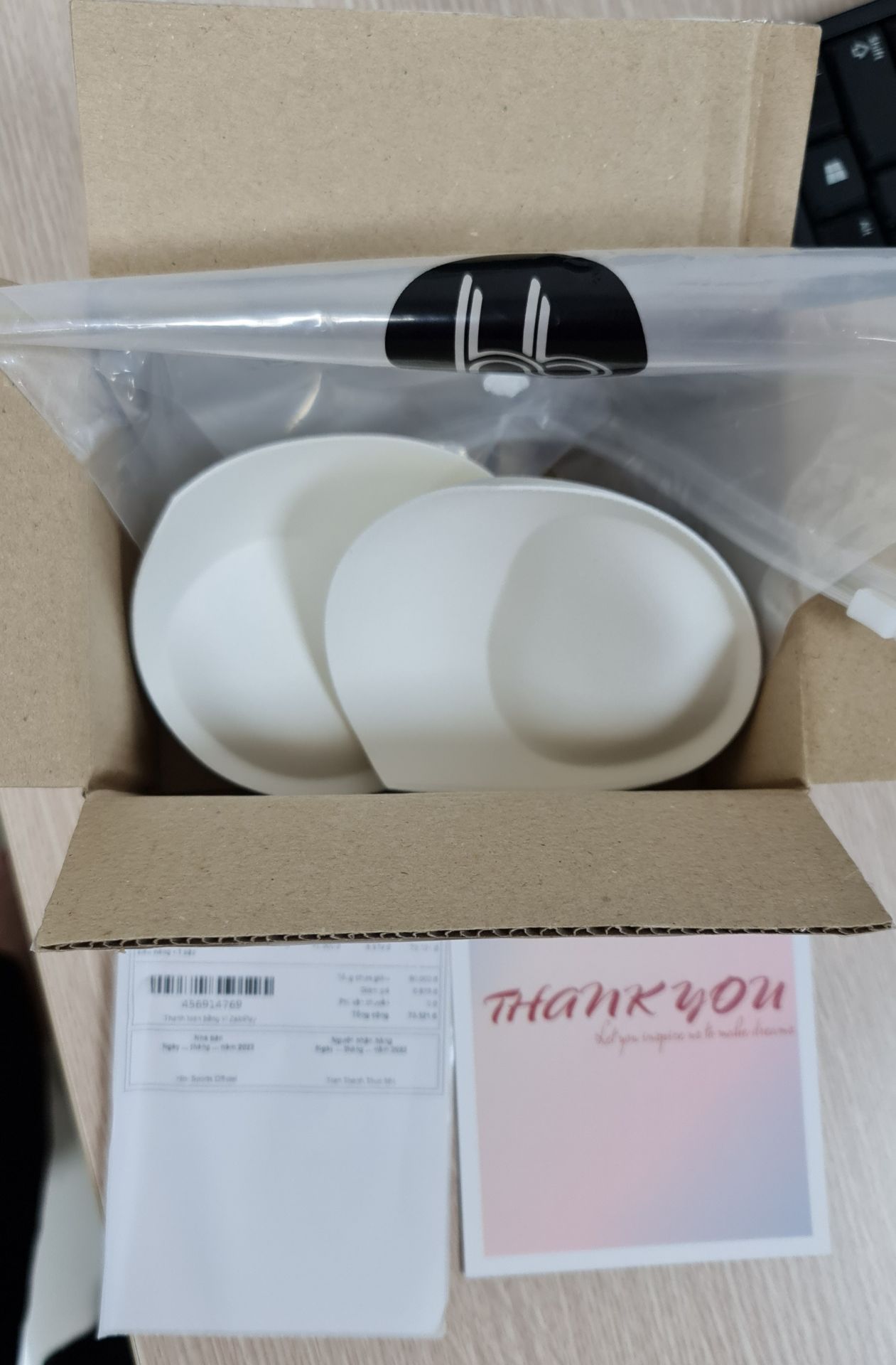 Mút tốt, form đẹp. Shop giao hàng thiếu nhưng chỉ cần gọi *** trên tờ giấy hướng dẫn trong gói hàng là được hỗ trợ giao bù đầy đủ, shop còn tặng thêm 1 cặp. Nhân viên hỗ trợ nhiệt tình, giao hàng nhanh.