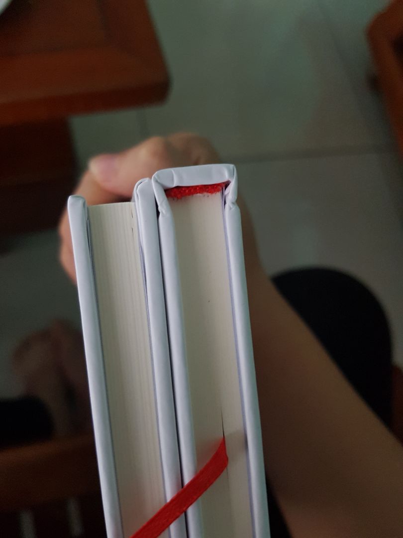 mua trên đây tính cả ship thì rẻ hơn bên ngoài tầm 15k. mình khuyên các bạn hãy xách mông ra tiệm mà mua. chọn được cuốn đẹp, chứ mua online rẻ hơn vài ngàn mà nhìn mất luôn cả thẩm mỹ cả cuốn. mình rất yêu sách . mua cuốn nào luôn giữ gìn nó, nay mua thử trên mạg mà mới nhận hàng đã thấy nó móp méo thế này mất cả hứng đọc