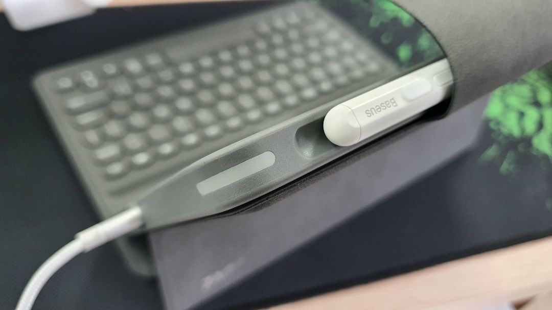 Phím bấm êm; build chắc tay; hoàn thiện tốt; đèn bàn phím khá thích; ốp lưng linh hoạt tháo rời được. Kèm theo quà khuyến mãi.