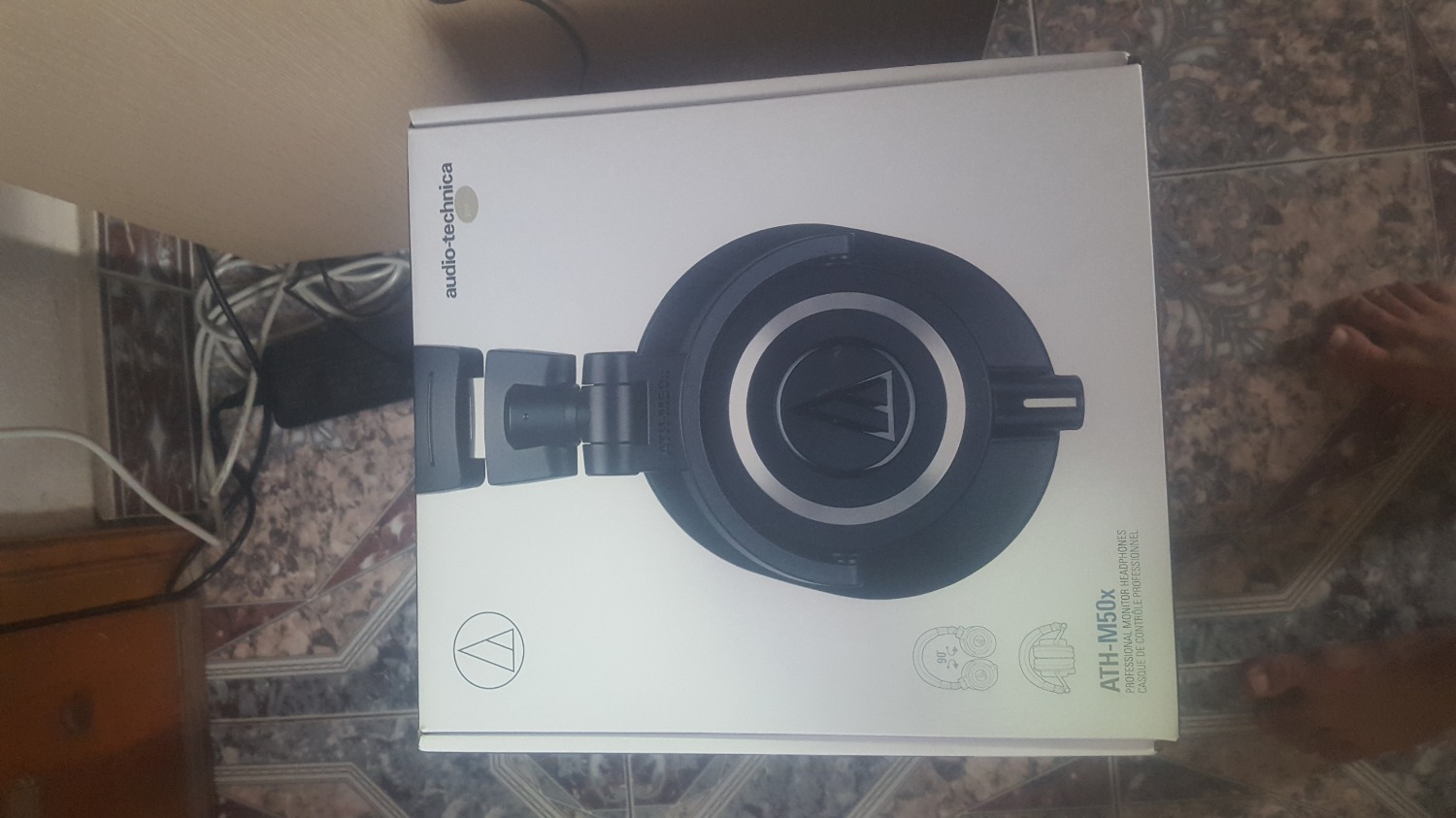 Mọi người mua những sản phẩm sale sâu như thế này nên chú ý kiểm tra kỹ hàng lúc nhận và không nên thanh toán trước (thảo hẳn hộp ra *** thử, ok mới thanh toán). Mình bị tiki ship cho một cái tai nghe no name đó giá chỉ khoảng 350k, trong khi đã thanh toán trước = momo. Mất gần 10 ngày đổi trả xong đợi nhận lại tiền, rất mệt.