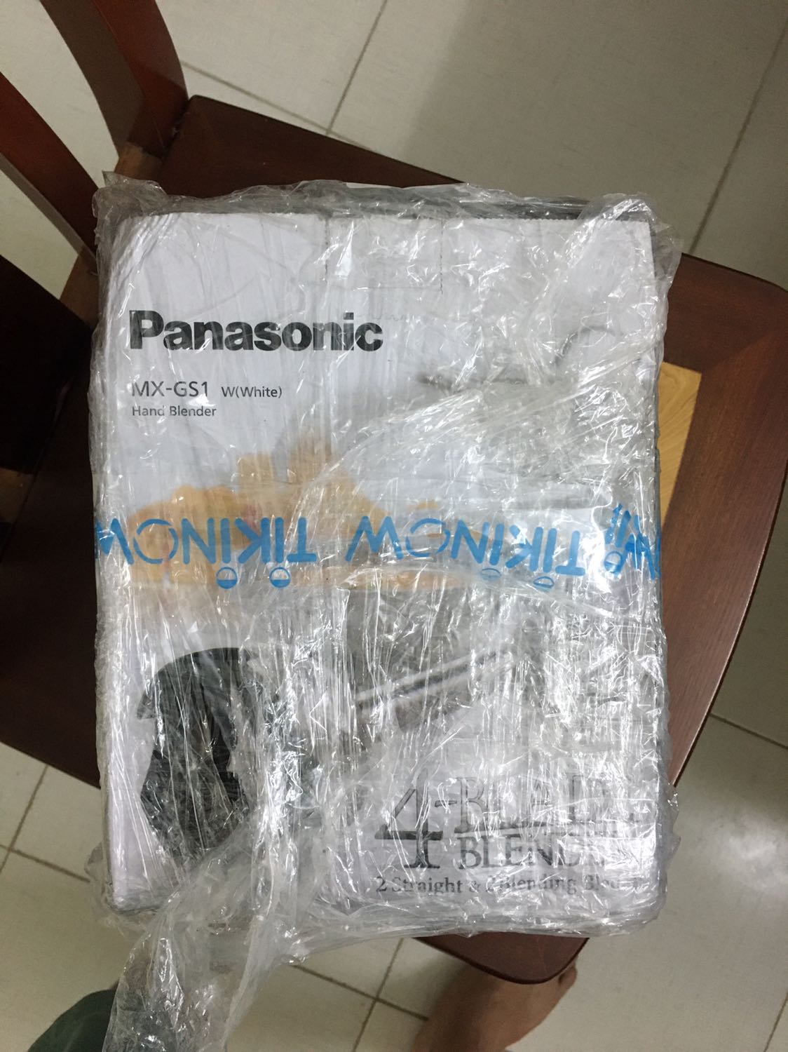 Hàng chính hãng. Đóng gói vỏ hộp hơi móp méo chút xíu. Máy xay êm. Mua dịp sinh nhật Tiki nên được ưu đã lớn còn 776k.