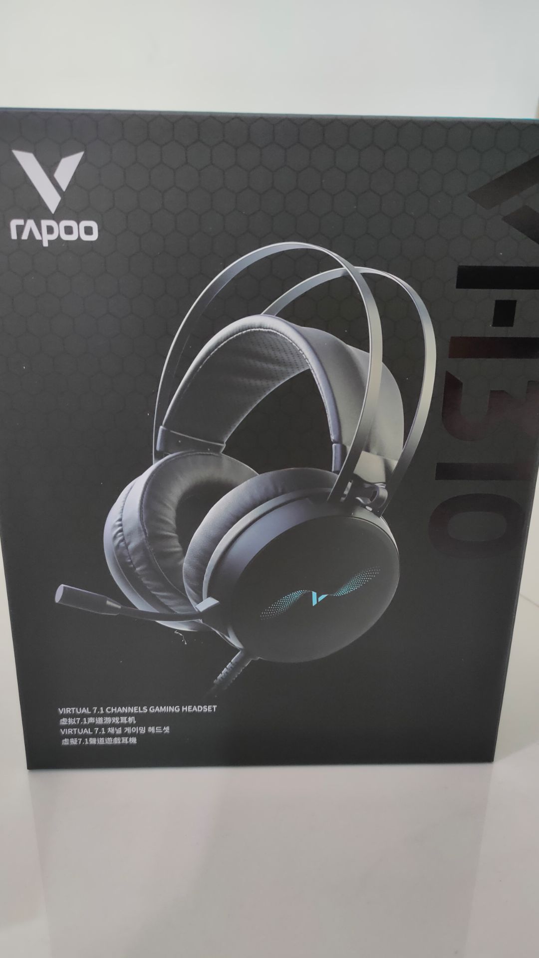 Shop giao hàng nhanh,  đóng gói kĩ. Hàng đeo êm tai không bị đau khi đeo lâu, dùng nghe nhạc hay chơi game âm thanh nghe cũng tạm được, không hay như mình mong đợi.