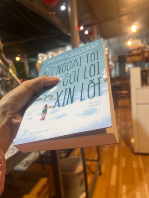 Truyện này mình đã nghe 2 lần trên fonos, mua thêm sách giấy để ủng hộ tác giả vì truyện hay.
Sách in rất đẹp, chất lượng và thơmmm. Quyển này hơn 500 trang nhưng nhỏ gọn.
Truyện hay, lôi cuốn đến đoạn kết.
Sách chứa nhiều thông điệp ý nghĩa, mang giá trị cổ vũ tinh thần rất cao.
Xét về mặt hài hước và cảm động thì thua 2 quyển Ove và Britt-Marie một chút. Vote 4.5*
Cảm ơn Tiki khuyến mãi giá siiii tốt cho quyển này, mãi iu 😘
(Mình đọc qua hơn 100 trang thì phát hiện kha khá lỗi đánh máy)