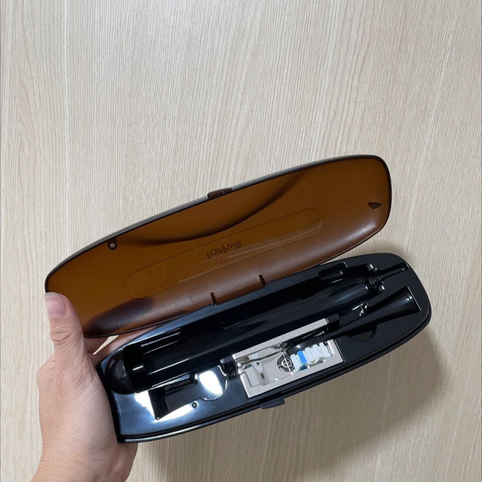 Rất ưng sản phẩm nhen. Đóng gói kỹ lưỡng. Nhìn bộ sp mà mê. Mê nhất là hộp đựng thân và đầu bàn chải. Trong hộp đựng đầu bàn chải còn có tia UV tiệt trùng luôn. Mà phê nhất là sạc pin trực tiếp bằng hộp luôn. Đi du lịch là perfect lắm luôn