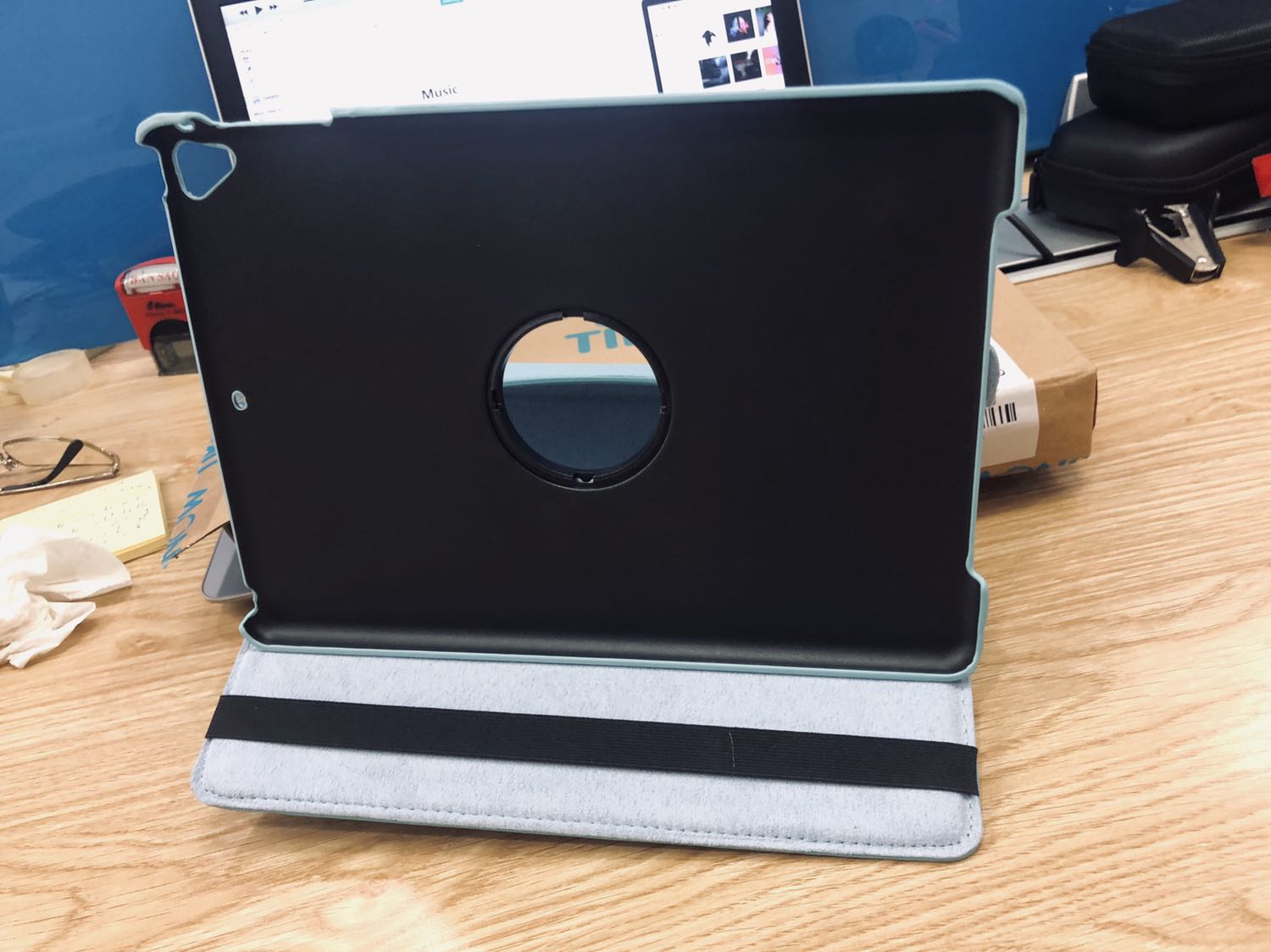 Sản phẩm tốt, vừa với iPad Air, dù phần nhựa làm hơi bị cứng, không chống shock được mà còn có thể làm trầy máy. Tuy nhiên với giá này thì không thể đòi hỏi nhiều. Xoay 360 độ và có thể để máy đứng chiều dọc. Cám ơn Tiki!