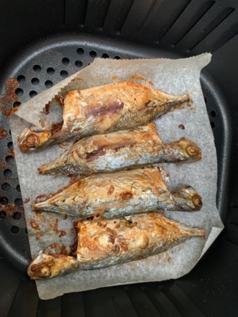 Nồi to, nhìn sang. Mới làm 3 món cá chiên, khoai Tây chiên, cánh gà chiên, cực kỳ hài lòng. Nên mua thêm chai xịt dầu lock and lock , khi nấu xịt ít dầu lên món ăn sẽ thơm ngon hơn. Có nồi này việc nấu nướng nhàn hơn nhiều, vẫn phải trở món ăn cho đều nhưng không bị bắn dầu, không phải cọ rửa nhiều khi nấu xong.