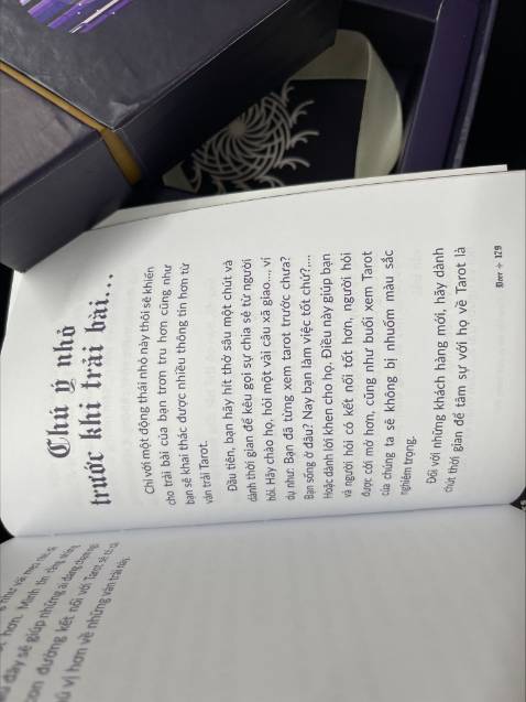 Điểm cộng:
+Một lời khen dành cho team Asbooks vì sau 1 năm kể từ ngày mình ib phàn nàn về việc bộ bài Oracle (Thông điệp vũ trụ) chỉn chu về sách bìa cứng và hộp đựng nhưng bộ bài lại mỏng và lỗi dù cho mức giá rẻ đi nữa thì mình vẫn mong đợi một sp chất lượng hơn, thì đến bộ bài Deer's tarot lần này mình đã thấy hài lòng về chất lượng bộ bài: màu in trầm đẹp đồng bộ, lá bài dày, chất giấy trơn mịn, cắt và bo góc mượt. Asbooks có vẻ đã lắng nghe khách hàng và có cải thiện chất lượng sản phẩm (xin cảm ơn!)
+Thiết kế bộbài không quá đặc sắc nhưng dễ hiểu, sinh động, phù hợp với newbie. Sách hướng dẫn cũng viết dễ hiểu mạch lạc, có phần tips trải bài cuối sách. 
+Với boxset 2 hộp cứng, 1 sách in màu và bộ bài 80 lá kích thước chuẩn này. mình đánh giá mức giá 300k rất rẻ so với chất lượng, xứng đáng để mua ủng hộ hàng Việt, tác giả Việt.

Điểm trừ:
+Tấm nệm bên trong hộp lớn không chắc chắn, hộp đựng có các vết xước trên bề mặt có lẽ do quá trình gia công, tuy nhiên với tầm giá 300k về tay thì có thể hoan hỉ bỏ qua.
+Mặt lábài cán lì mịn thay vì cán bóng, mỗi loại cán sẽ có ưu nhược điểm khác nhau. cán lì thì màu sắc thường trầm sang hơn và xáo bài đầm tay hơn, nhưng sẽ khá rít. (Các bạn có thể khắc phục bằng cách đổ một ít phấn rôm vào xáo sẽ mượt hơn hẳn nhé)
+Mình không đánh giá cao việc tác giả lồng ghép chiêm tinh vào các lá bài.

Chốt lại thì mình vẫn cho 5* plus =)) vì với người không có tài chính cho những bộ bài tiền triệu nhưng lại không thích dùng hàng pha-ke như mình thì đây là lựa chọn rất rất tốt.