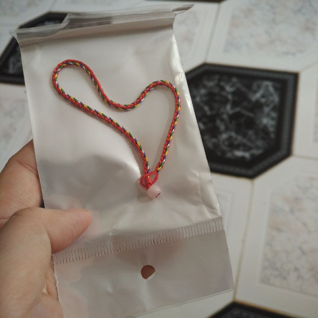 Shop rất dễ thương, mình mua bông tai còn tặng thêm vòng tay chỉ đỏ. Bông tai màu xinh lắm.