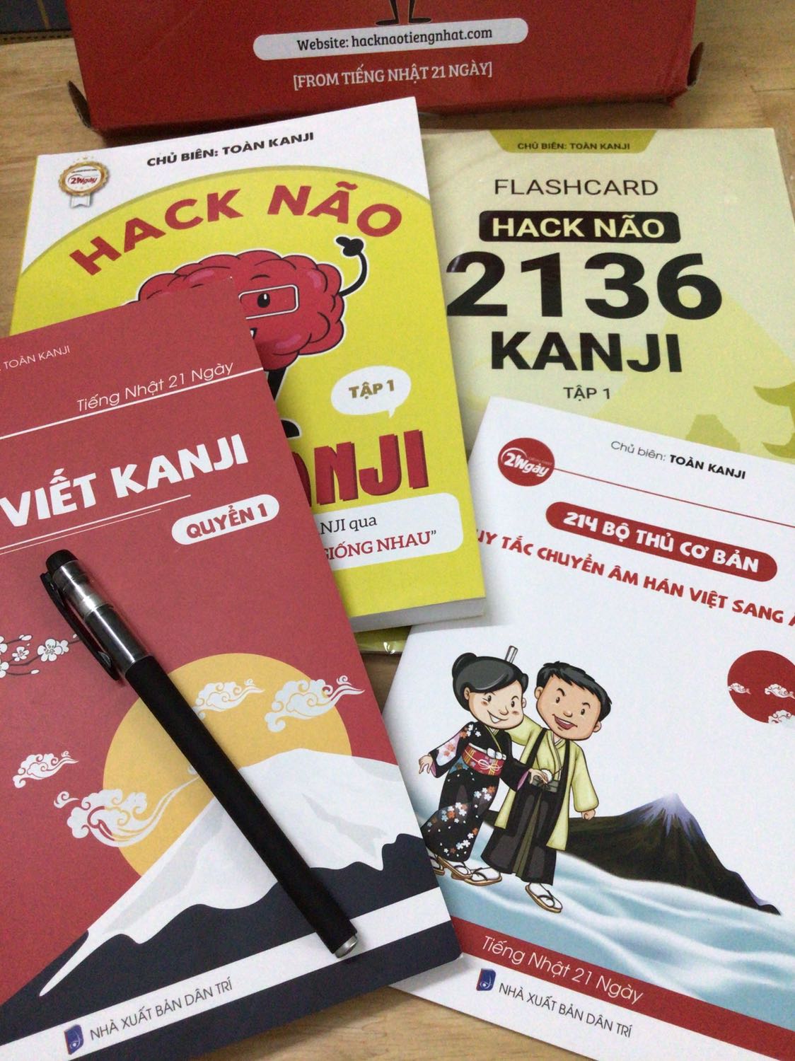Hộp sách tập 2 mới có Bản đồ Kanji từ N5 tới N1, “mon men thỏ non” thì chưa cần :)). Nhóm và chủ biên rất chu đáo và tâm huyết với người học.