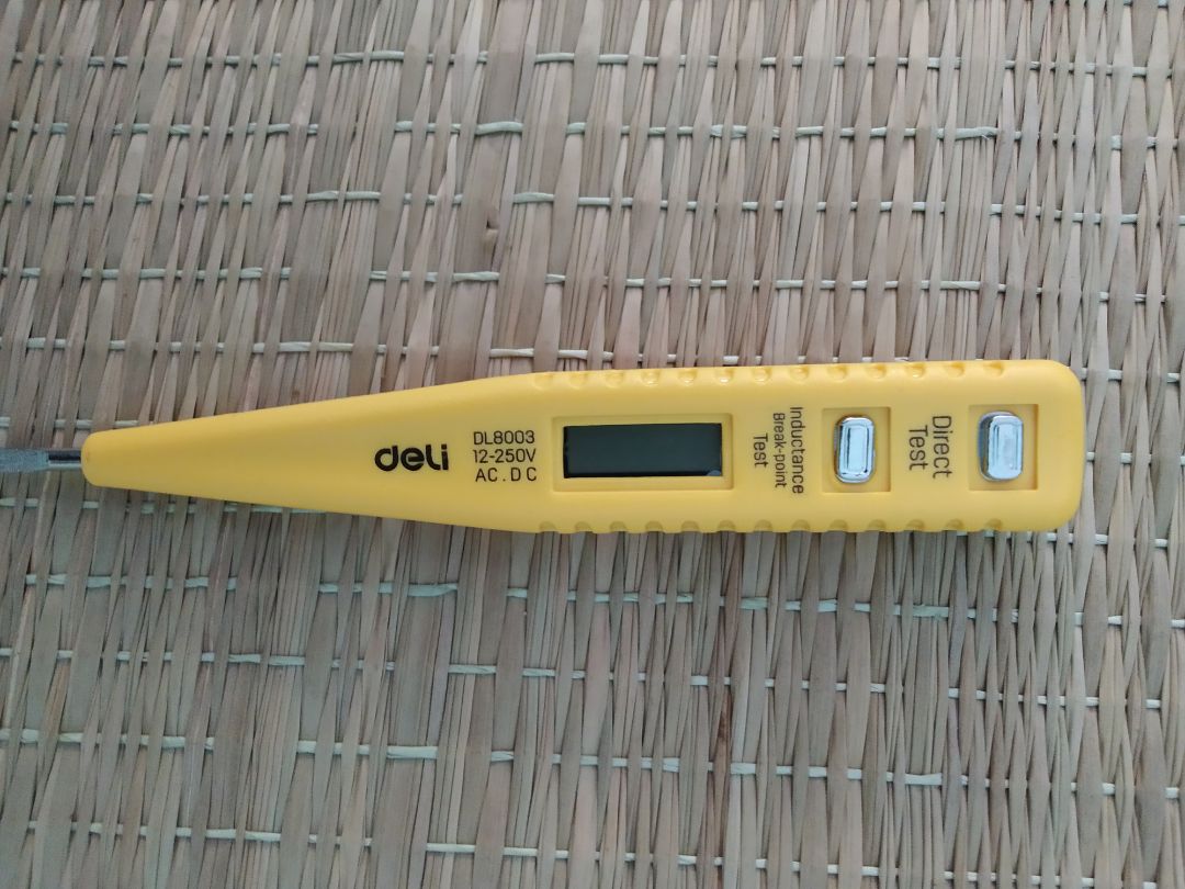 bút nói chung tạm được, không tốt lắm vì tiền nào của nấy, được cái tôi dùng 2 tháng rồi không bị hỏng hóc gì
- ưu điểm: phát hiện chỗ có điện với số hiệu điện thế (chưa kiểm tra độ chính xác)
- khuyết điểm: không thể xác định được chỗ đó có thật sự là rò điện hay không, tôi mới mua ấm siêu tốc về thử bên ngoài vỏ thì báo là có điện, trong khi tôi sờ tay thì chả sao cả, nếu sau này dụng cụ nào đó mà chập cháy kiểm tra bằng bút này mà nó báo là có điện thì không biết nên tin là chỗ đó có rò điện hay ko, nói chung các bạn mua nên cân nhắc