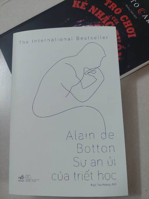 Một dẫn luận ngắn về triết học với Socrate, Epicurus, Seneca của triết học cổ đại Hy Lạp cho đến Montaigne và cuối cùng là 2 nhà triết học cổ điển Đức Schopenhauer và Nietzsche. Triết học ở đây không phải là thú gì đó cao siêu trong tháp ngà nó là những triết lý sống rất gần gũi với mỗi chúng ta. Một cuốn nhập môn cho người yêu Triết.