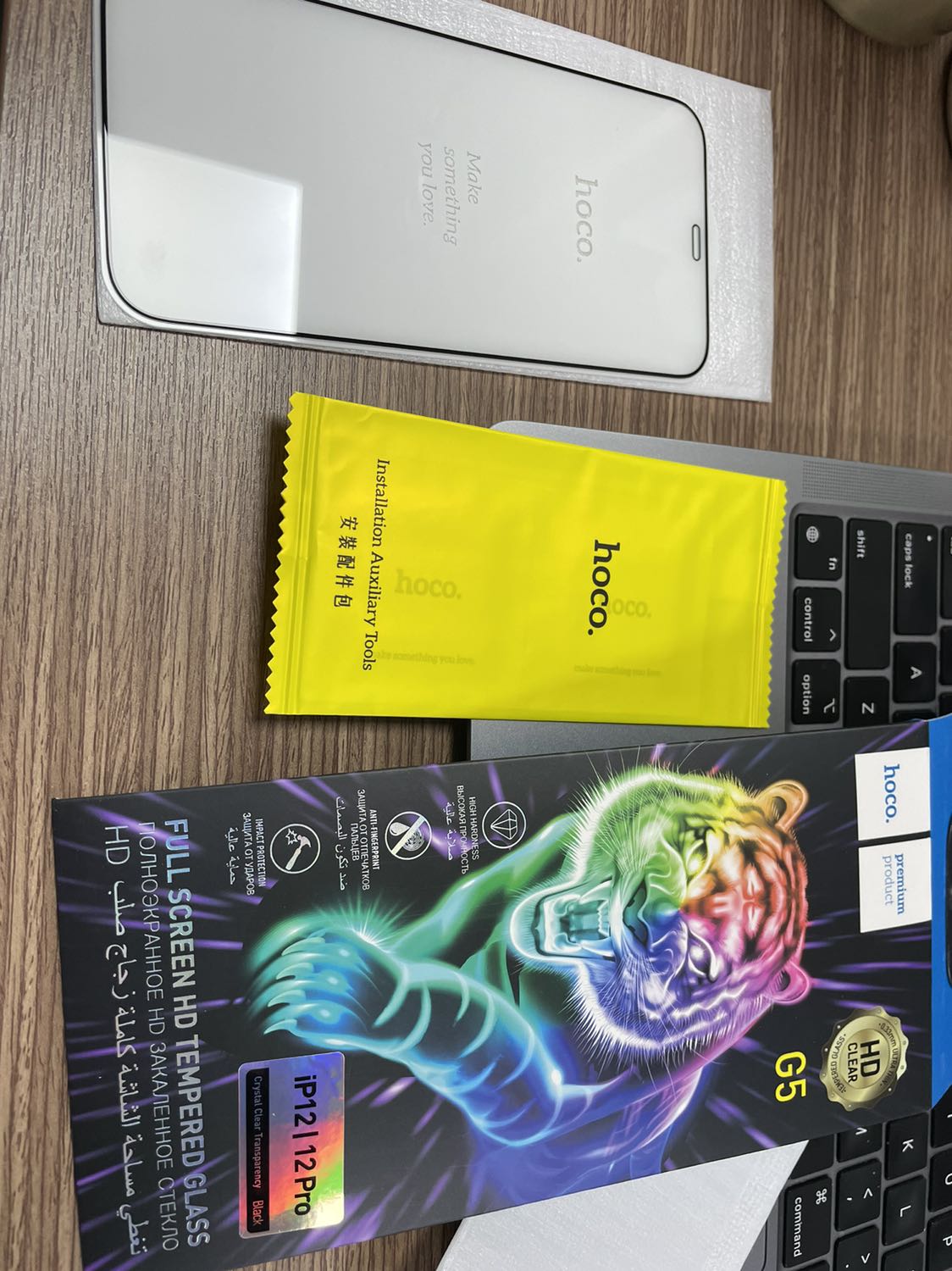 Lần thứ 2 mình mua cường lực loại này. Lần trước dán mình ra nắng nhìn kỹ thì dưới màn hình có bụi lọt vào bên trong. Nên mình quyết định mua miếng khác dán lại. Lần thứ 2 mình kỹ hơn rất nhiều. Phát hiện ra vẫn có bụi li ti vào bên trong màn hình, chứng tỏ miếng dán này chưa thực sự khít.