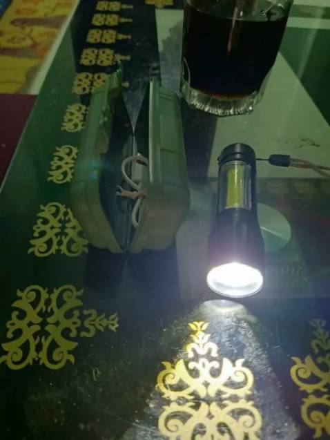 Nhỏ gọn , đóng gói chắc chắn , giá rẻ mà còn có hộp đựng bảo vệ nữa , đèn rất sáng như hình nha , rất hài lòng về sản phẩm này