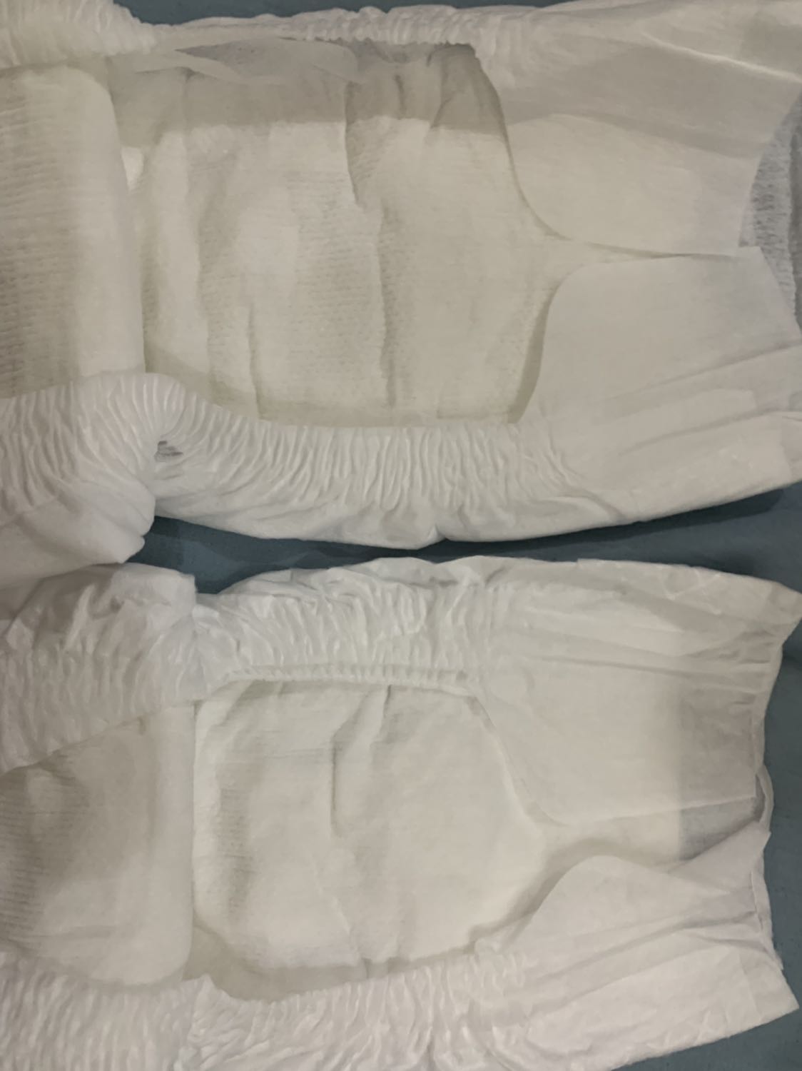 Bỉm có mùi hơi hắc kiểu mùi keo. Mình mua ở shop 1 bịch về dùng thì nghĩ chắc khác loại natural mình đang dùng. Sau đó mình mua 1 túi bỉm cùng loại ở mall thì bao bì cũng khác và bỉm ko có mùi như bỉm của shop 😐😐