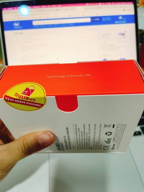 Giao hàng nhanh, Shop đóng gói cẩn thận, tem mác đầy đủ, tai nghe kết nối được cả Iphone & Macbook, cách âm tốt, nghe êm, săn sale giá quá tốt cho 1 con tai nghe xịn xò. Sẽ quay lại mua hàng.....