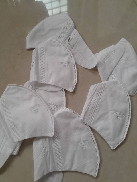 Shop bán hàng rất tệ. Khẩu trang gì nguyên cả họp đều bị lỗi nhăn nhúm.. bán khẩu trang toàn loại bị lỗi do nhiệt, chất lượng kém mà bán ngang giá thị trường. Shop này làm ăn không đàn hoàn..