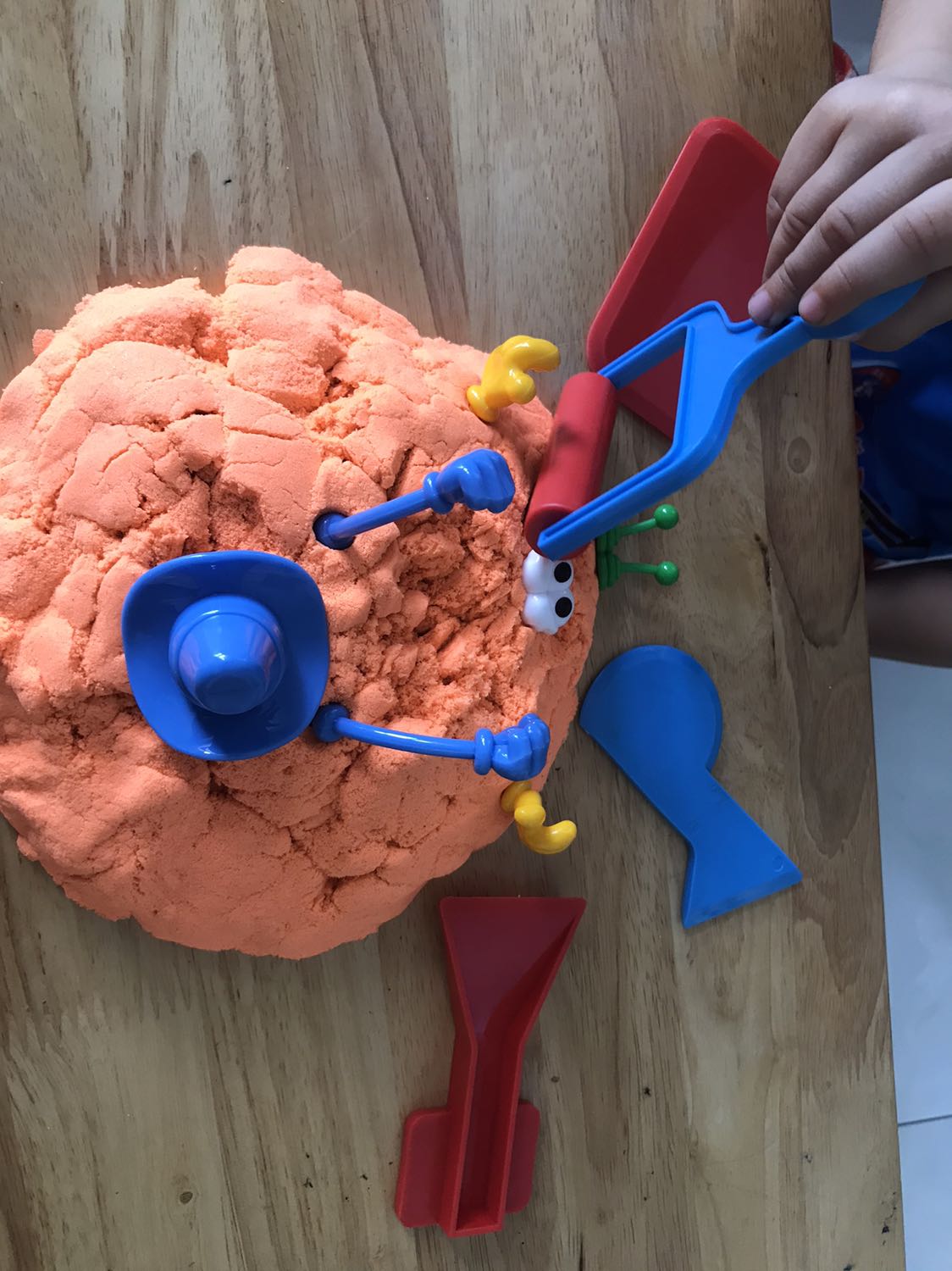 Sp như mô tả, k dính tay, k ra màu. Nhưng màu cam k thích lắm.