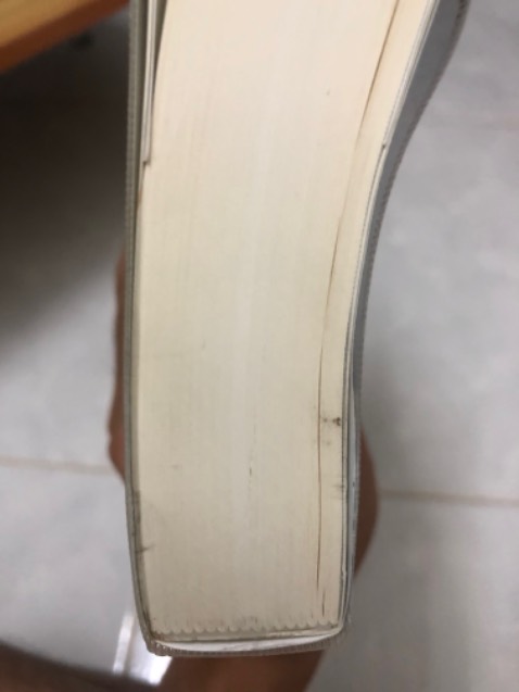 Mình mua 7 cuốn. Cuốn này là cuốn mắc tiền t2 trong số đó nhưng khi nhận thì sách trong tình trạng ntn. Đã bỏ tiền ra mua bookcare chứng tỏ mình rất muốn giữ sách nhưng sách mua mới mà dơ ntn thì không chịu được. Mong nhà bán liên hệ đổi giúp mình cuốn khác.