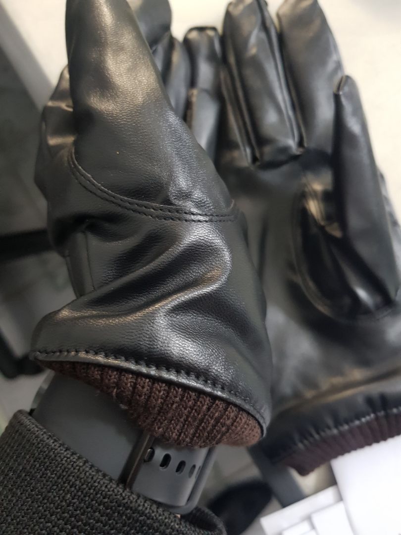 Găng tay da, bên trong có lông giữ ấm; chất liệu, đường may khá ổn so với giá xiền
