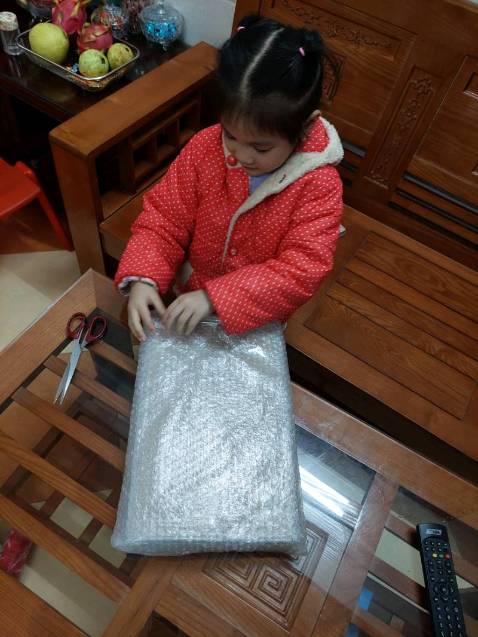 Rất đáng mua, sản phẩm dày, có thể gấp gọn lại hợp lý, tiện lợi, chất vải là loại không dệt, mình mua 2 màu là xám và kem, đều đẹp. mình thích màu kem hơn.! ở đây mình mua có nắp, mình mua chỗ khác loại không nắp nên nhìn không đẹp bằng!! chất lượng hàng tốt. phù hợp với tiêu chuẩn của mình. duy chỉ ship hàng hơi lâu vì mình ở SG nên hơi đợi 1 chút.. Nếu mà hộp vải cao hơn 1 chút nữa thì ok, thấy hơi thấp!!