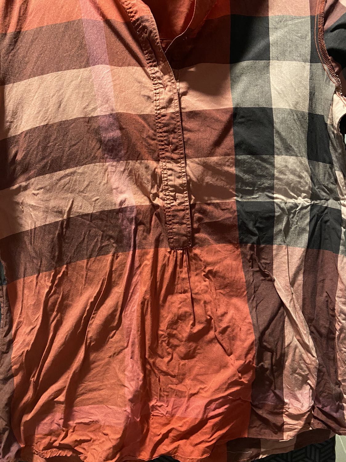 Xuất sắc. Mình đang dùng bàn ủi philips hơi nước dùng tốt nhưng rất nằng, dùng bàn ủi đứng hometouch cũng rất thích nhưng chưa thật sự phẳng và hơi khó chịu khi phải kiếm cái mặt phẳng đứng nào đó móc quần áo để ủi và thường bị đọng hơi nước. Bàn ủi tefal này khắc phục hết mọi nhược điểm đó: nhẹ, có mặt phẳng đứng nghiêng nằm để ửi, ko hề bị đọng hơi nước gây ẩm quần áo… ngoại trử là tay cầm vẫn bị nóng, nhưng mà cũng ko vấn đề gì vì mình là thử 50p mà ko sao. Cảm ơn Shop và tiki. Tiếc là ko mua sớm hơn.