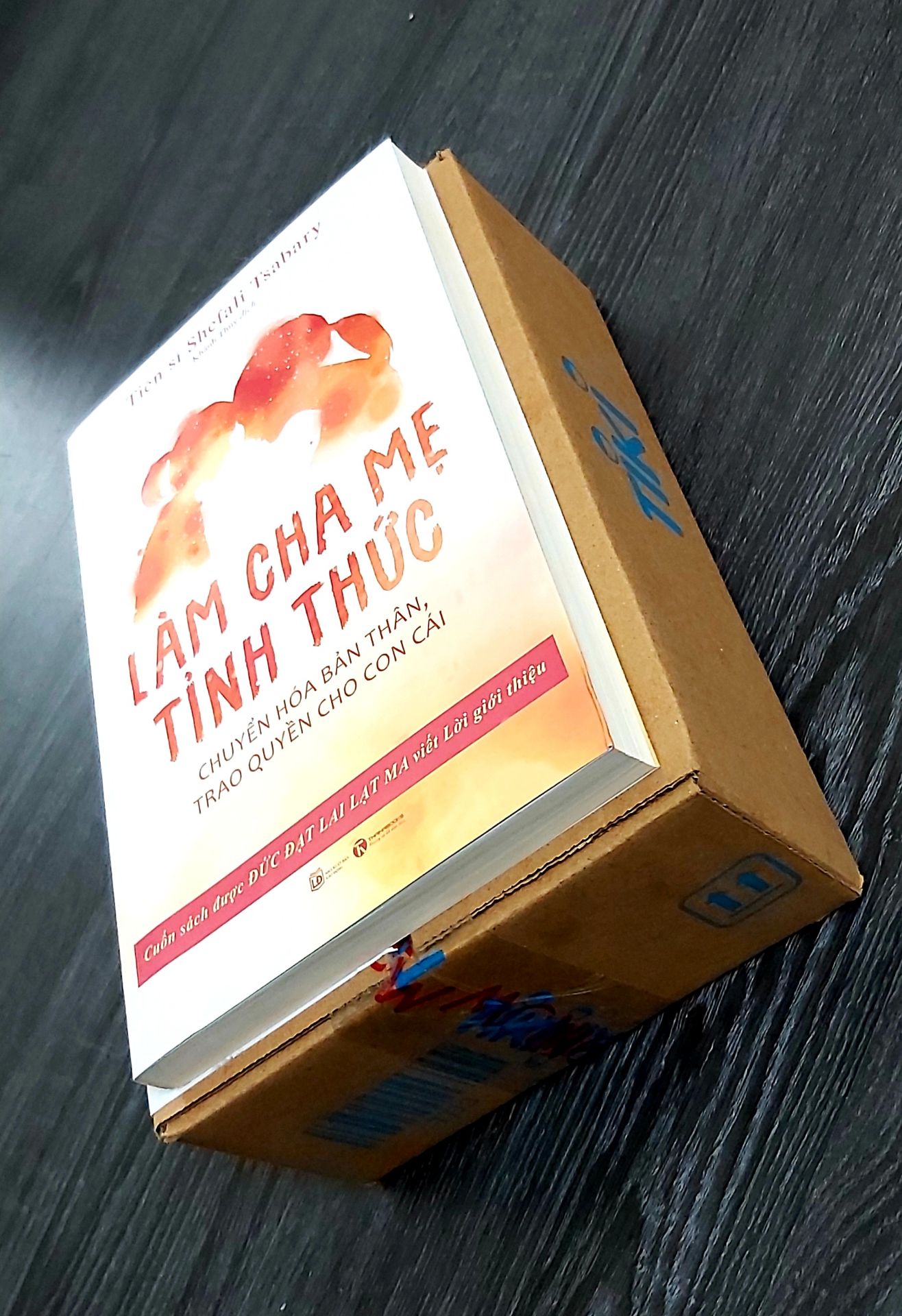 Nếu cha mẹ đã áp dụng nhiều bí quyết trong nuôi dạy con mà không đem lại hiệu quả thì cuốn sách này giải thích dễ hiểu và rõ ràng về nguyên nhân không hiệu quả đó: tất cả đều xuất phát từ nơi khởi nguồn của rắc rối – sự vô minh. Cuốn sách cũng chỉ rõ, dạy con trong tỉnh thức không dành cho những người yếu tim, vì phương pháp này đòi hỏi ta phải dũng cảm thoát ra khỏi căn nguyên của những đau đớn về tinh thần, nhờ đó ta có thể củng cố mối quan hệ với con trong lãnh địa của sự thiêng liêng, và ở nơi đó, con là cộng sự tinh thần, thậm chí là người dẫn đường, giúp ta chuyển hóa tinh thần. Chỉ khi ta dũng cảm để bản thân thoải mái tiếp cận với lãnh địa chưa biết đó để thay đổi và phát triển bản thân, ta mới có thể nuôi dạy con trở thành thực thế trọn vẹn và khỏe mạnh. Cuốn sách chính là “thánh kinh" đối với tất cả các bậc cha mẹ thời nay – những người tận tâm nuôi dạy những đứa con của tương lai.