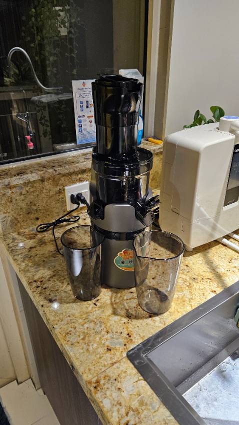 Máy hoạt động rất êm và mạnh, ép bã khá khô. Vệ sinh máy cg dễ, thank shop.