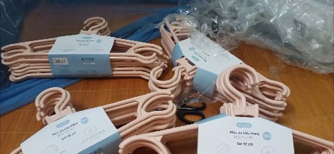 Shop đóng gói 3-4 lớp lận
Móc khá ổn, mình treo váy áo oki
Nên mua nha mọi người