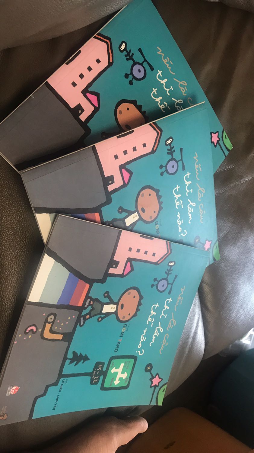 Tôi đặt mua quyển truyện này vì thấy nhiều review tốt. Số lượng đặt tối thiểu là 3 - tôi nghĩ là bộ này gồm 3 quyển. Vậy mà cuối cùng khi nhận hàng là 3 quyển giống hệt nhau. Tôi không hiểu sao nhà bán hàng Tiki - Fahasa lại bắt khách mua 3 quyển sách giống hệt nhau? Tôi muốn trả lại 2 quyển thừa