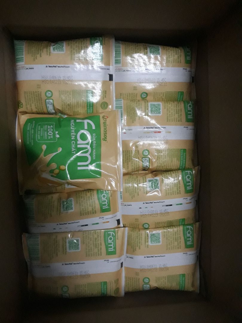 Về sữa chắc ai cũng từng uống rồi, chất lượng khỏi chê, hàng mới sản xuất và hình như sản phẩm cũng mới có trên tiki, sx 04/06 hạn sử dụng tới cuối năm. Về tiki thì mình luôn luôn hài lòng tất cả, vận chuyển nhanh, 2 tiếng đã nhận đc hàng vì tikinow, đóng gói thì quá cẩn thận luôn, có đi trời mưa lớn cũng k sao. Về giá đang khuyến mãi nên giá rẻ, lại còn đc tặng túi Fami nữa, dễ thương và đẹp. Cảm ơn tiki ???